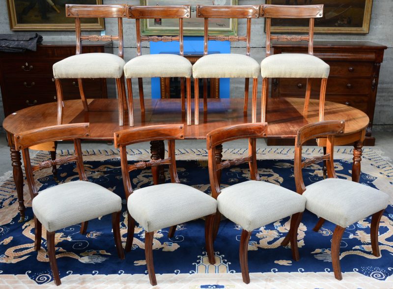 Een serie van zeven notenhouten stoelen tijdperk Directoire. Mooie gesculpteerde dwarslat in de rug. Recente bekleding. We voegen er een achtste stoel met één poot hersteld aan toe.