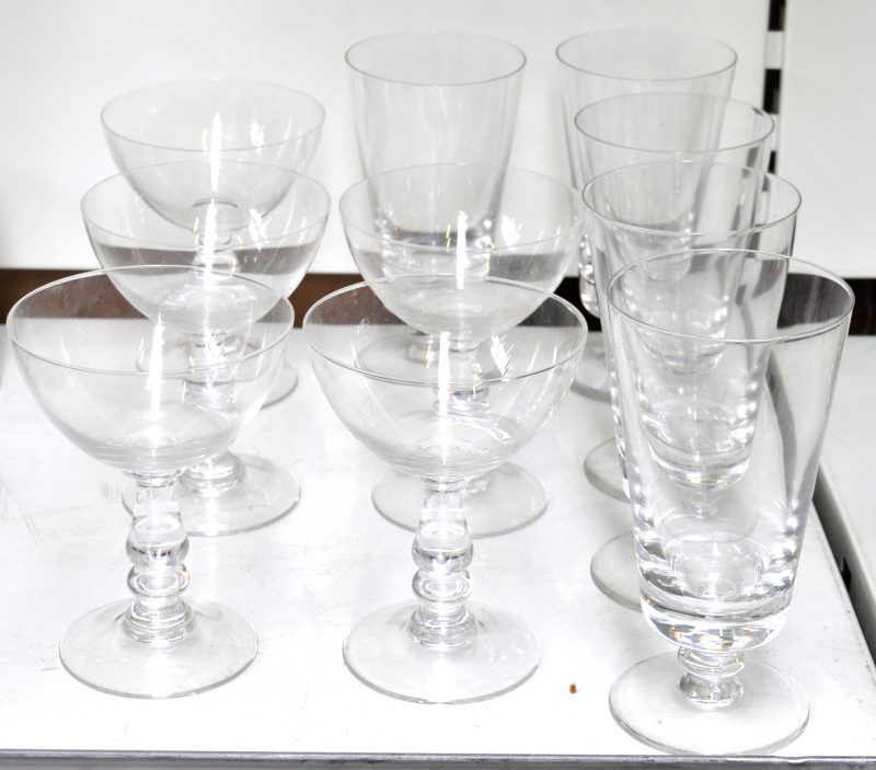 Een reeks van vijf theeglazen van kleurloos kristal uit de reeks ‘Tiffany’. We voegen er vijf cocktailcoupes van kleurloos kristal aan toe.
