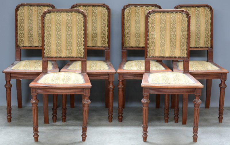 Een reeks van zes stoelen van gesculpteerd hout in Lodewijk XVI-inspiratie.