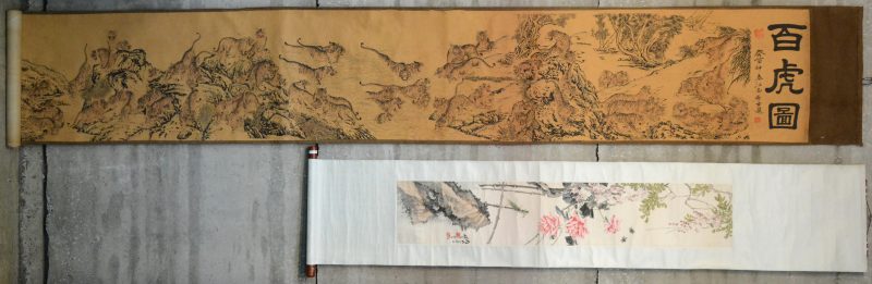 Twee oude Chinese scrolls. Eén op zijde met een decor van tijgers in een landschap. En één van bloeiende takken. Aquarel op papier. Gesigneerd.