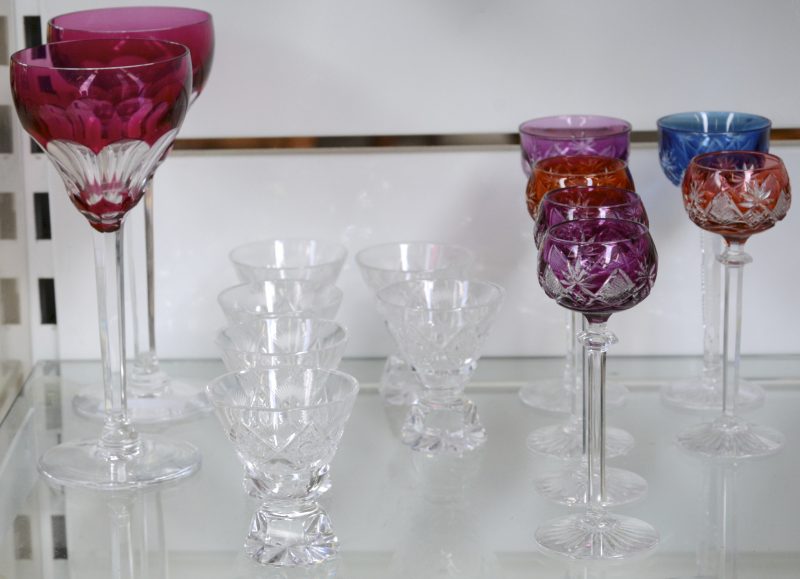 Een lot kristallen glazen, bestaande uit zes geslepen kleruloze borreltjes, zes gekleurde likeurglazen op voet en twee gekleurde wijnglazen, gemerkt Val St. Lambert.