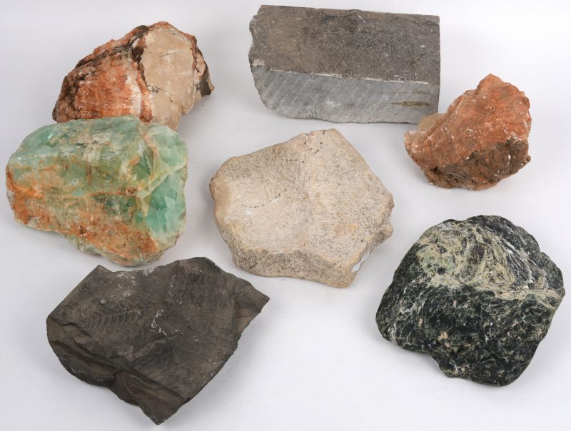 Een lot van zes grote stukken gesteenten, waaronder malachiet, enkele fossielen, groene kwarts, enz.