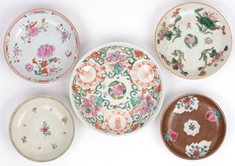 Een lot van vijf verschillende bordjes van Chinees porselein, waarbij twee van capucineporselein, één van de Compagnie des Indes, en twee met een meerkleurig bloemendecor. XVIIIe en XIXe eeuw.