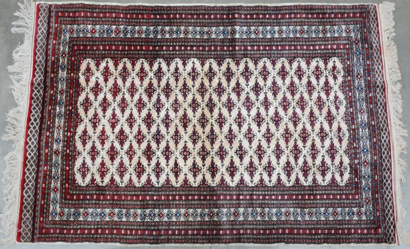Een handgeknoopt Oosters tapijt van wol en zijde. Met certificaat. Nieuwstaat.