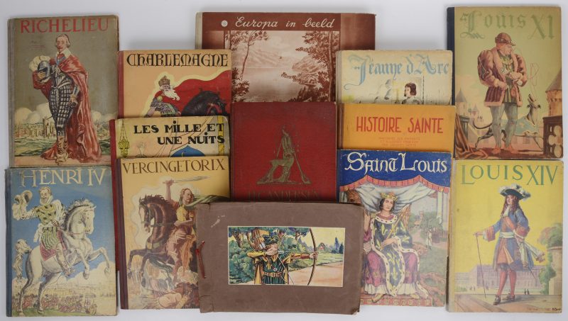 Een lot van dertien boeken met betrekking tot historische figuren, sprookjes en een album met chromo’s. Grotendeels Franstalig.