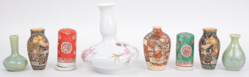 Een lot van acht kleine vaasjes van Chinees en Japans porselein en aardewerk.