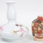 Een lot van acht kleine vaasjes van Chinees en Japans porselein en aardewerk.
