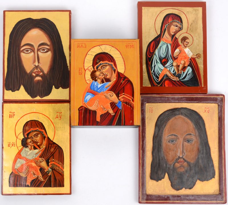 Een houten doosje versierd met                        en vier diverse kleine iconen. Recent werk.