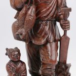 “Chinese visser met kind”. “Oude wijze met pijp”. Twee beelden van gesculpteerd Aziatisch hout.