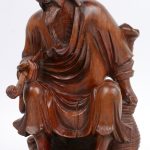 “Chinese visser met kind”. “Oude wijze met pijp”. Twee beelden van gesculpteerd Aziatisch hout.