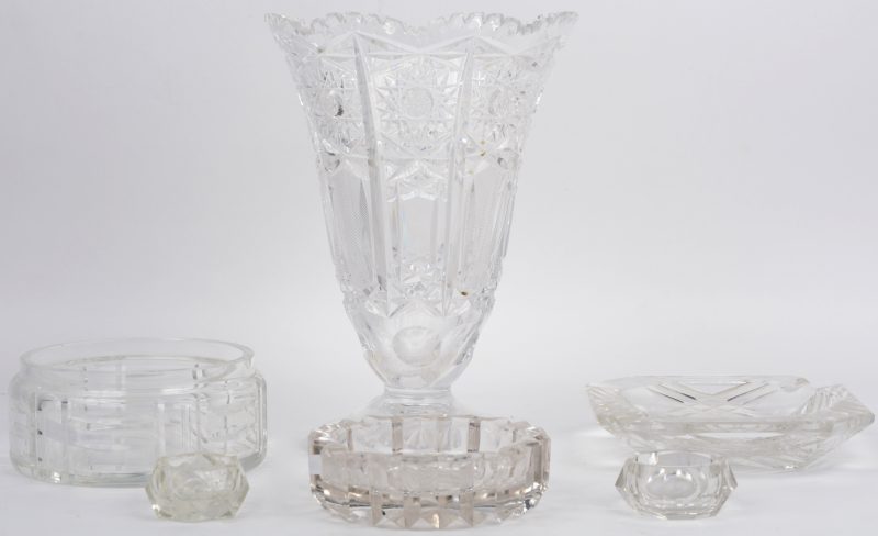 Een lot kleurloos kristal, bestaande uit een vaas op voet, twee asbakken, twee zoutvaatjes en een bonbonnière zonder deksel.