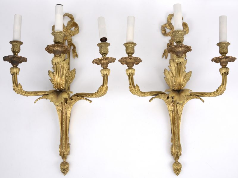 Een paar appliques van verguld brons in Lodewijk XV-stijl met drie lichtpunten. XXe eeuw.