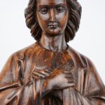 Een heiligenbeeld van gebeeldhouwd hout. XIXe eeuw.