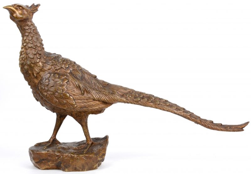 Een fazant van donkergepatineerd brons. Gesigneerd en gedateerd 1920.
