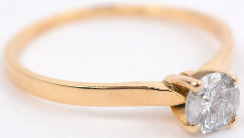 Een 18 karaats geel gouden ring bezet met een solitair van ± 0,50 ct.