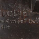 “Mélodie”. Een beeld van bruingepatineerd brons. Gesigneerd.