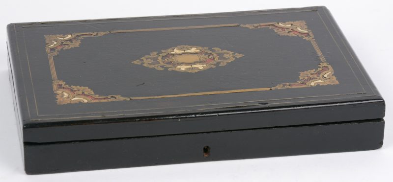 Een brievenkistje van zwartgelakt hout, ingelegd met koperen motieven. XIXe eeuw. Met sleuteltje