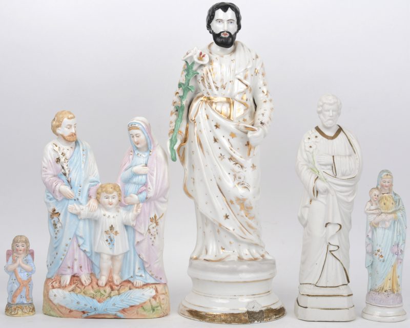 Een heiligenneelden van biscuit en porselein, bestaander uit de Heilige familie, een Madonna met kind, een engeltje en twee voorstellingen van St. Jozef,