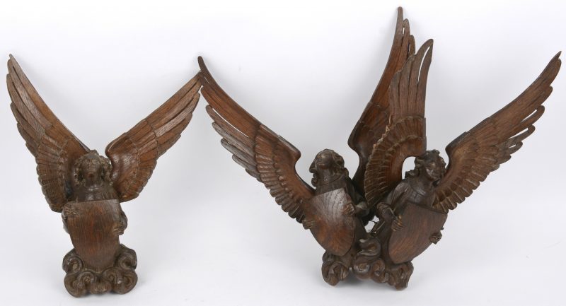 Drie engelen van gesculpteerd hout. Beschadigingen. XIXe eeuw.