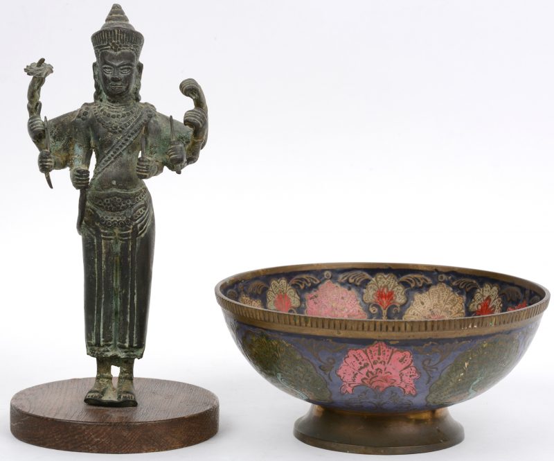 Een lotje Aziatisch brons, bestaande uit een antiek kommetje met een cloisonnédecor van pauwen en een voorstelling van een achtarmige Boeddha.