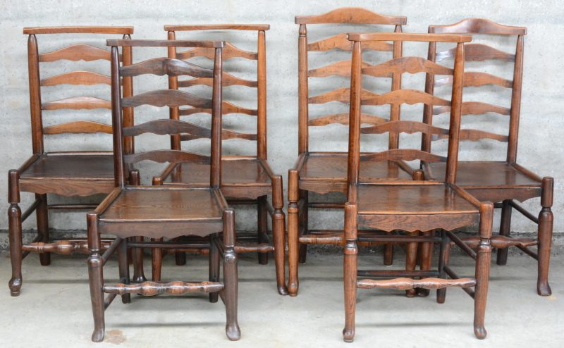 Een reeks van zes fruithouten stoelen, waarbij twee met licht afwijkende rug. Lancastershire, omstreeks 1800.