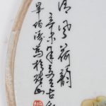 Ronde chinese porseleinen plaquette met decoratie van vogels en planten.