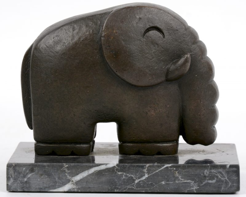 Een bronzen presse-papiers in de vorm van een gestileerd olifantje.