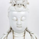 Een zittende Guan Yin van monochroom wit porselein naar het Blanc-de-Chine.