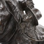 “Man met paard”. Een groep van donkergepatineerd brons op zwart marmeren voetstuk.