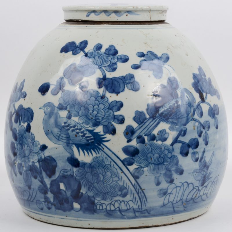 Een gembertpot van Chinees porselein met een blauw op wit decor van bleoemenstruiken.