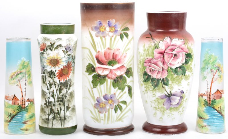 Een lot van vijf vazen van opaalglas met handgeschilderde decors.