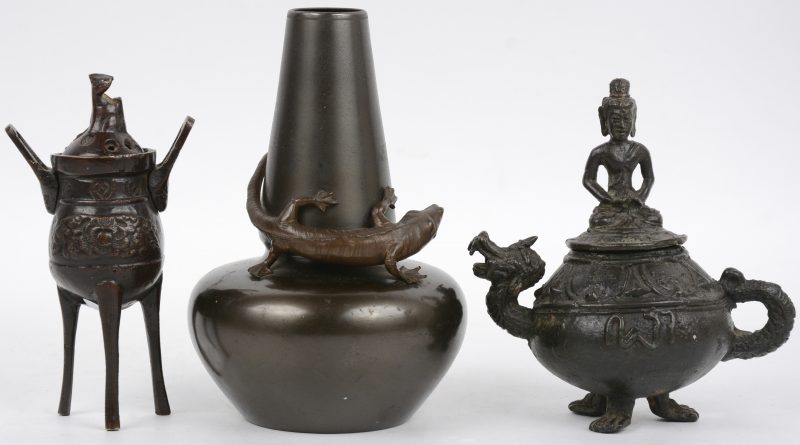 Een lot Japanse bronzen voorwerpen bestaande uit een vaasje met draak, een koro en een theepot Boeddha en draak.