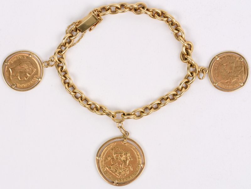Een 18 karaats geel gouden schakelarmband bezet met munten. République Francaise 10 F 1907. George III 1817. en Bolivar Liberador. Venezuela 1930.