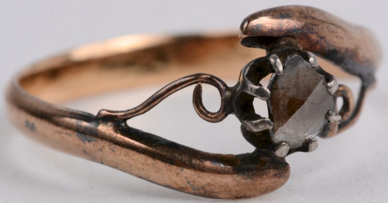 Een 18 karaats geel gouden ring bezet met een diamant oude slijp van ± 0,15 ct.