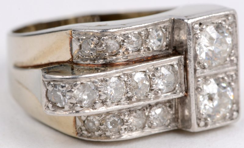 Een 18 karaats wit gouden art deco ring bezet met vijftien diamanten met een gezamenlijk gewicht van ± 1,10 ct .