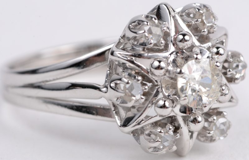 Een 18 karaats wit gouden ring bezet met diamanten oude slijp met een gezamenlijk gewicht van ± 0,50 ct.