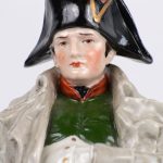 “Napoleon”. Een beeld van meerkleurig porsleein. Achteraan gemerkt.