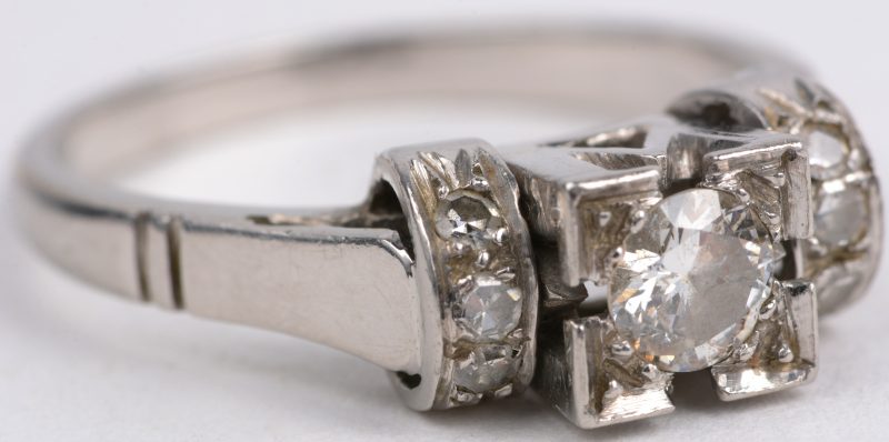 Een platina art deco ring bezet met diamanten met een gezamenlijk gewicht van ± 0,60 ct.