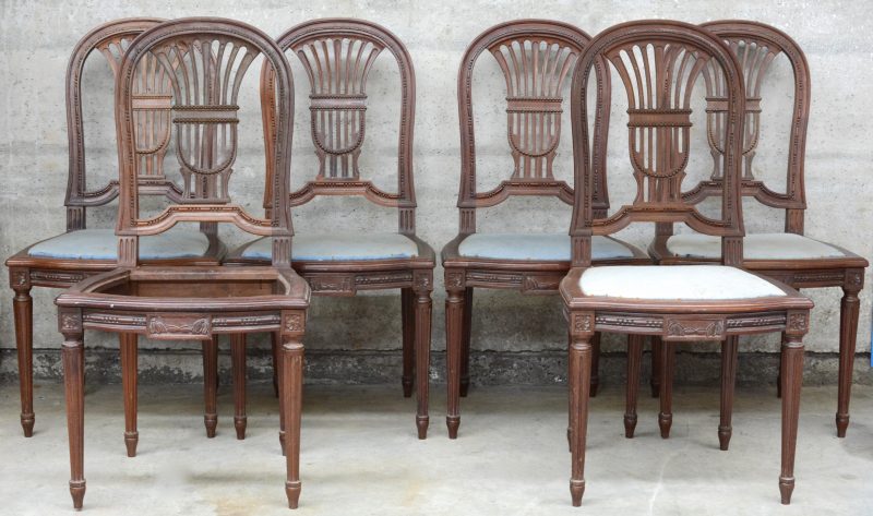 Een reeks van zes gesculpteerde stoelen in Lodewijk XVI-inspiratie. Eén zit manco.