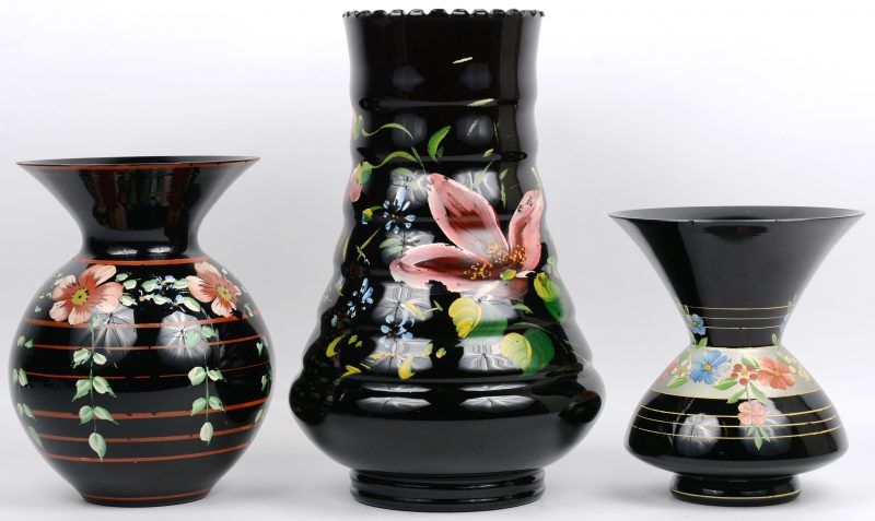 Een lot van drie verschillende vazen van Booms glas, versierd met handgeschilderde bloemendecors.