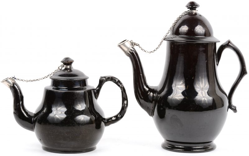 Een koffie- en een theepot van Naams aardewerk met zilveren monturen. Vroeg XIXe eeuw.