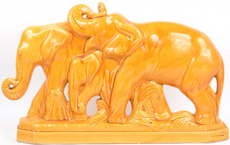“Olifanten”. Een groep van geelgeglazuurd aardewerk. Gesigneerd.