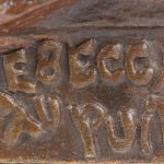 “Rebecca au puits”. Een bronzen buste met meerkleurig patina.. Gesigneerd en met gieterijstempel.