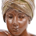 “Rebecca au puits”. Een bronzen buste met meerkleurig patina.. Gesigneerd en met gieterijstempel.
