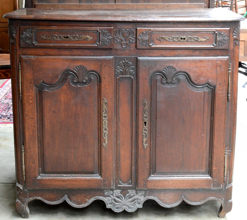 Een Bretoense buffetkast van gesculpteerd hout met twee gemoulureerde paneeldeuren onder twee laden. XVIIIe eeuw.