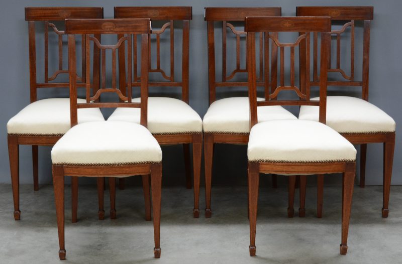 Een reeks van zes Engelse stoelen, versierd met een ingelegde siervaas in de rug.