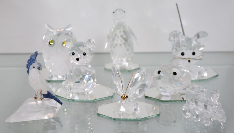 Zes diertjes van geslepen kristal: een vlinder, een uil, een muis, een pinguin, een beer en een vis. Elk stuk gepresenteerd op een spiegeltje. We voegen er een lokomotief gemerkt Swarovski en een kaketoe van ruw bergkristal aan toe.