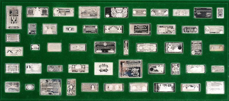 “The world’s greatest banknotes”. Een collectie van 50 miniatuur drukplaatjes van Sterling zilver.