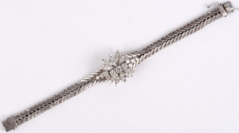 Een 18 karaats wit gouden dubbel geweven armband bezet met diamanten in bloemvorm gezet met een gezamenlijk gewicht van ± 2 ct.