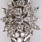 Een 18 karaats wit gouden dubbel geweven armband bezet met diamanten in bloemvorm gezet met een gezamenlijk gewicht van ± 2 ct.